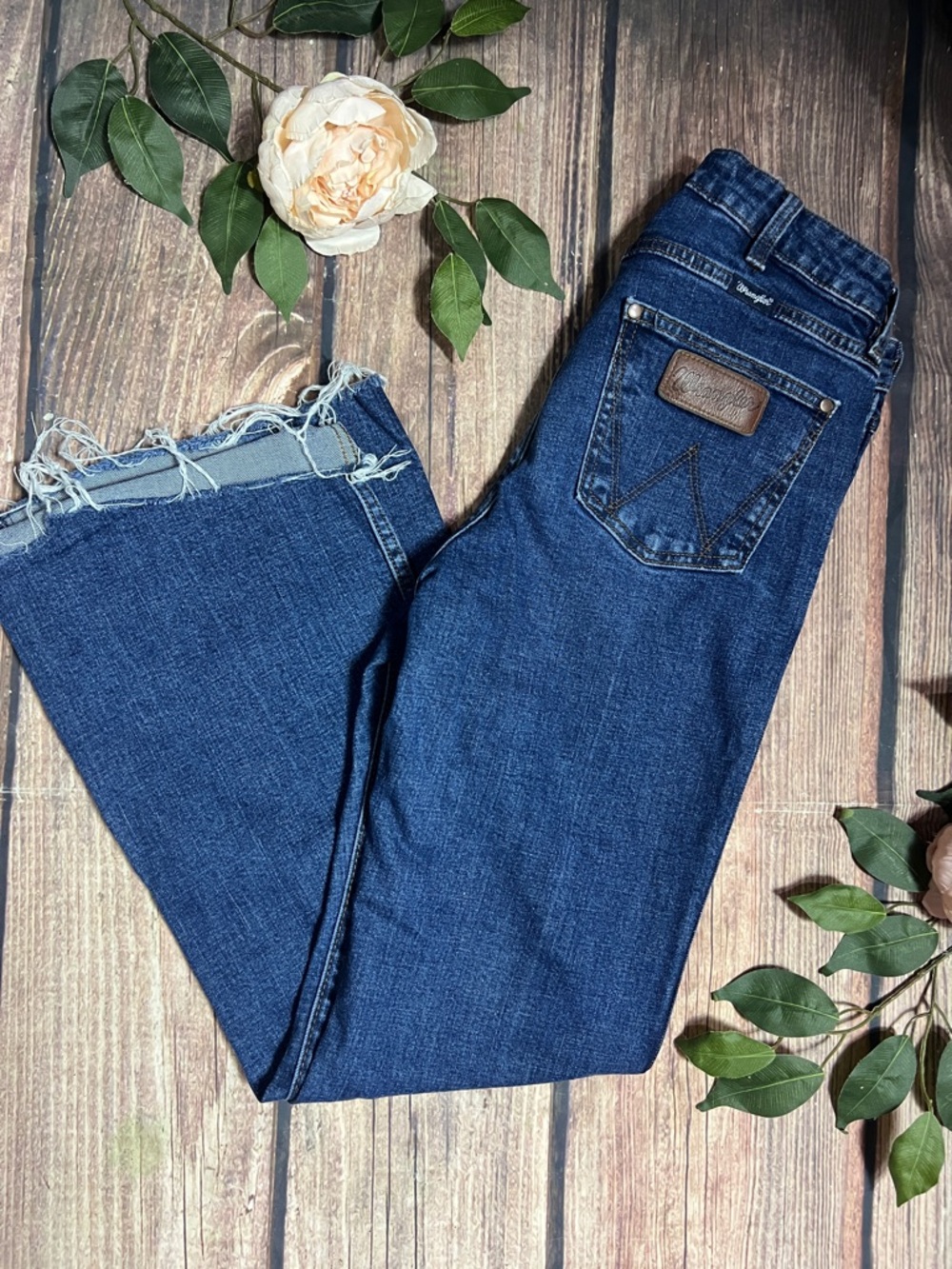 Women's wrangler retro bootcut dark wash frayed hem jeans - Blue